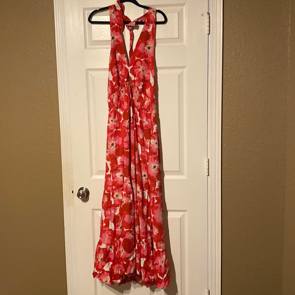 Super cute halter style dress!